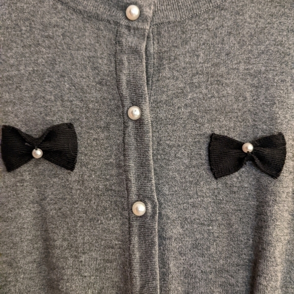 𝅺BOWS and Pearls Cardigan Gray Medium - Picture 2 of 4